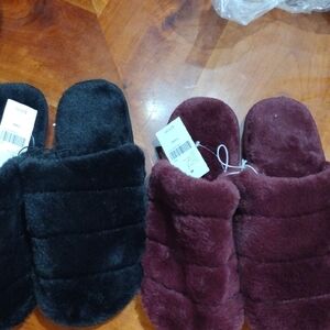 Lane Bryant Cozy Black and Burgundy Fuzzy Slippers Size 7/8 Free Gift